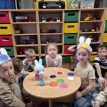 Dzieci bawią się w zagadki