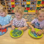 Dzieci dotykają kolorowego lodu