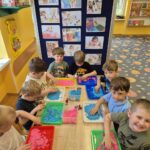 Dzieci dotykają piasek kinetyczny