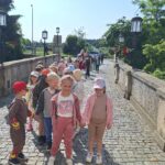 Dzieci idą do muzeum