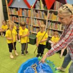 Dzieci łowią klucze