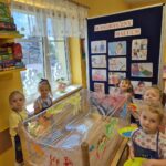 Dzieci malują farbami po foli