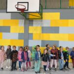 Dzieci na hali sportowej