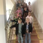 Dzieci na schodach szkoły.com