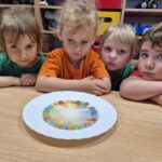 Dzieci obserwują doświaczenie- tęcza