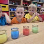 Dzieci obserwują wykonane doświadczenei