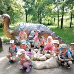Dzieci oglądają jak wyglądało gniazdo dinozaura