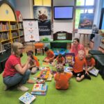 Dzieci oglądają książki