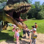 Dzieci oglądają wielkiego dinozaura