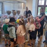 Dzieci oglądają wystawę