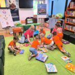 Dzieci podczas oglądania książek