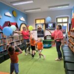 Dzieci podczas zabawy balonami