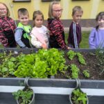 Dzieci prezentują ogródek przedszkolny