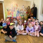 Dzieci przed ekspozycją z rycerzami