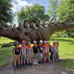 Dzieci podziwiają dinozaura