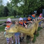 Dzieci przy dinozaurze