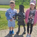 Dzieci przy figurce dziewczynki