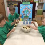 Dzieci robią owocowe szaszłyki