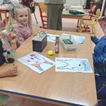 Dzieci siedzą przy stoliku