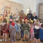 Dzieci słuchają Historii o obronie Głogowa