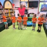 Dzieci słuchają ciekawostek o ptakach