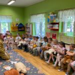 Dzieci słuchają o zasadach pierwszej pomocy