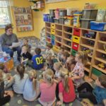 Dzieci słuchają opowiada