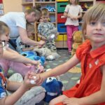 Dzieci uczą się zakładać plasterki