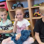 Dzieci uczą się zakładać plasterki