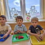 Dzieci ugniatają modelinę