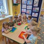 Dzieci ugniatają ugotowany kolorowy ryż