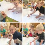 Dzieci układają puzzle