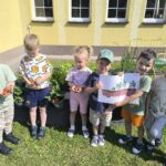 Dzieci w ogródku przedszkolnym