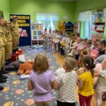 Dzieci witają strażaków