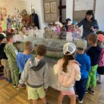 Dzieci wokół gabloty z makietą grodu Głogowskiego