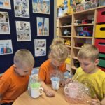 Dzieci wykonują doświadczenie z pianą