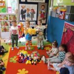 Dzieci występują z marionetkami i pacynkami