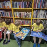 Dzieci z grupy Pszczółek odwiedzają bibliotekę