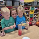 Dzieci z nauczycielem wykonują doświadczenie