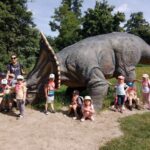 Dzieci z nauczycielką przy figurze