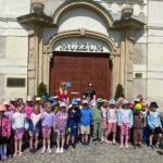 Dzieci z nauczycielkami przed wejściem do muzeum