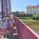 Dzieci z oddziału Biedronek na różowym moście
