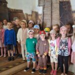 Dzieci z oddziału Biedronek w muzeum, zdjęcie grupowe