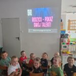 Dzieci-z-oddzialu-Krasnoludki-ogladaja-prezentacje-multimedialna-rodzicow