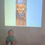 Dzieci-z-oddzialu-Krasnoludki-ogladaja-prezentacje-multimedialna-rodzicow