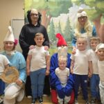 Dzieci z oddziału Krasnoludki pozują do zdjęcia z Gargamelem, Smerfetką i Lalusiem