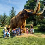 Dzieci z oddziału Żuczki przy olbrzymim mamucie