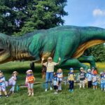 Dzieci z oddziału Żuczki spotkały tyranozaura