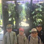 Dzieci zwiedzają terraria