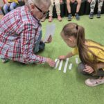 Dziecko rozwiązuje zagadkę